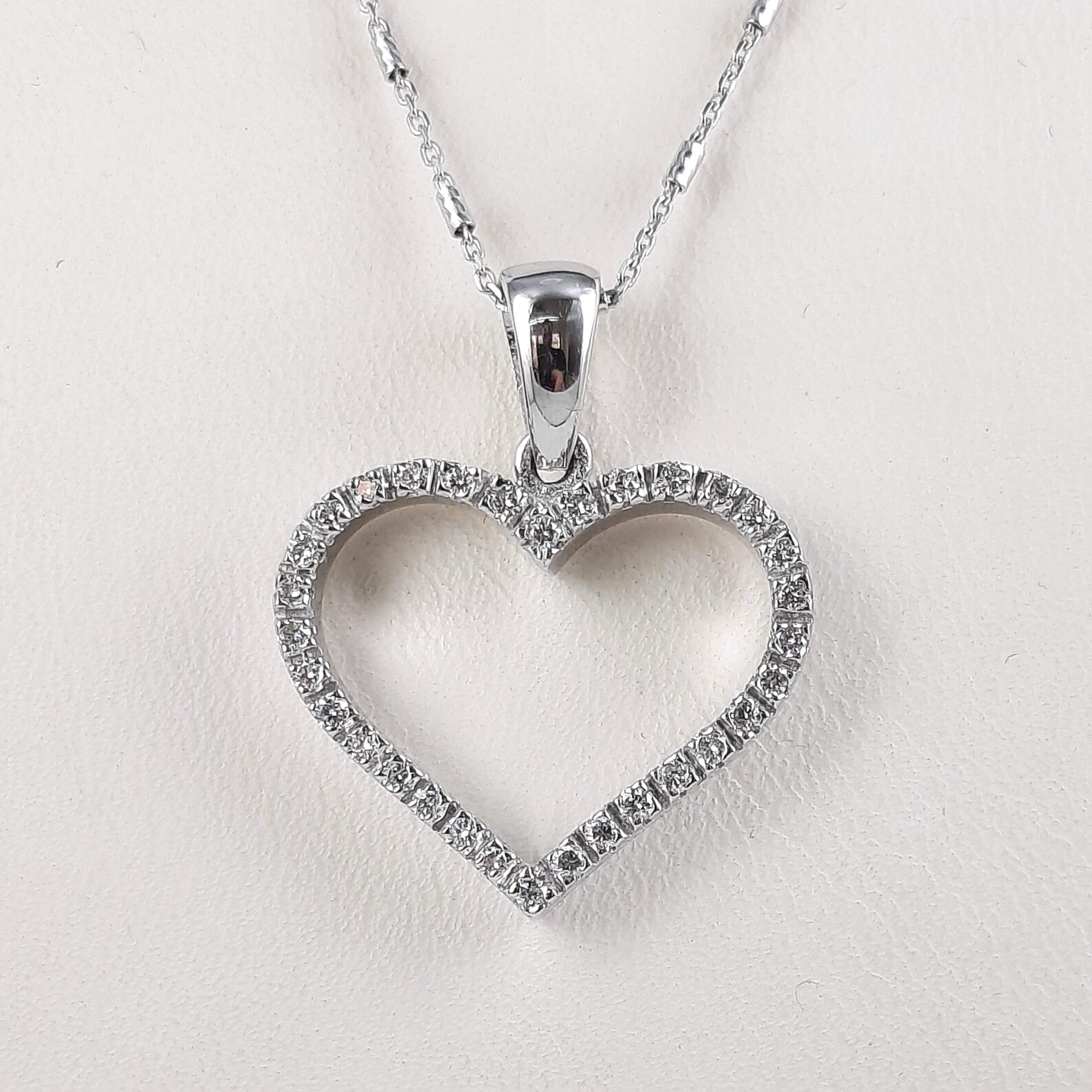0.10 Carat Natural Diamond  Heart Pendants Necklaces